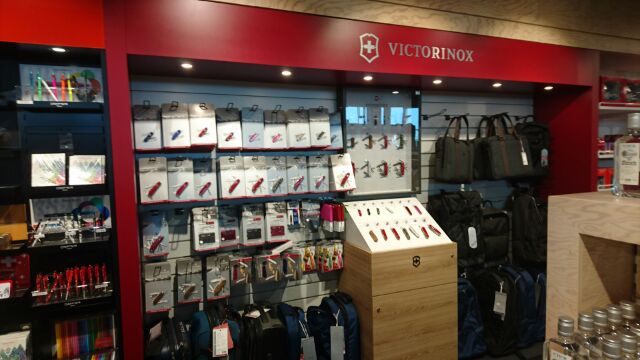 飛行機搭乗口近くでナイフ販売（...