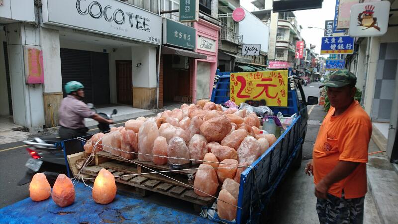 高雄からやって来た岩塩売り。ヒ...