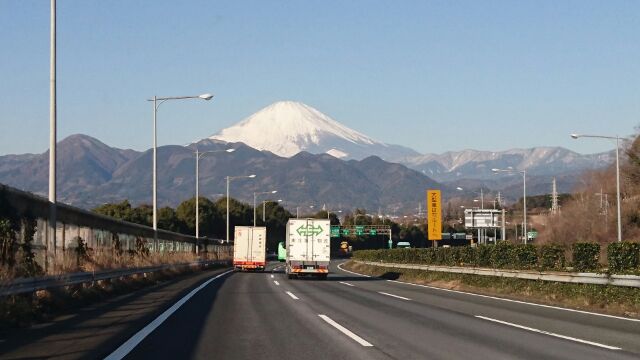 東名高速道路下り線中井PAを過...