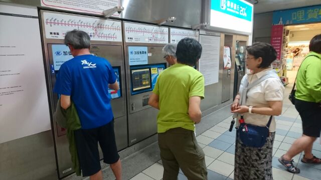 専用バスを返したので、屏東への...