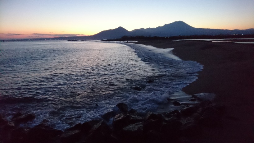 朝、05:56。日本海と大山。...
