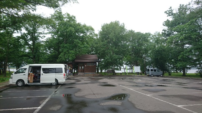 湖畔から少し離れた駐車場に移動...