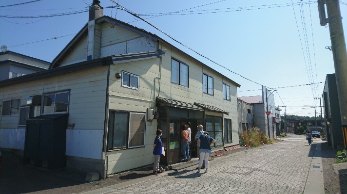 そのくだんの豆腐屋。開店は8時...