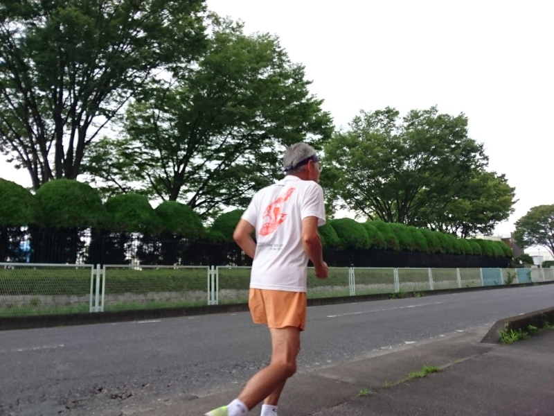 とにかく走り服に着替えて玄関を...