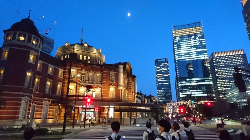 19:19の東京駅丸の内北口。...