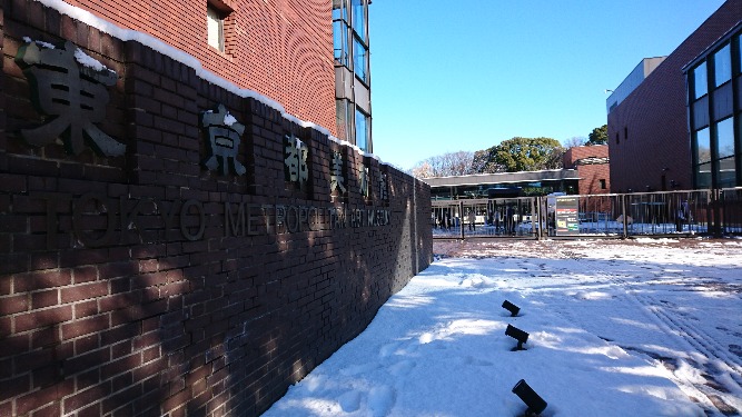 昨日の降雪＆積雪で、通常の正面...