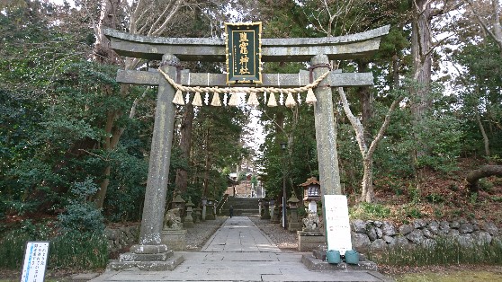 落ち着いた装いの鳥居だね。神社...