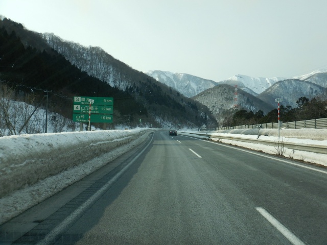 宮城県山形県の県境峠を越えた。...