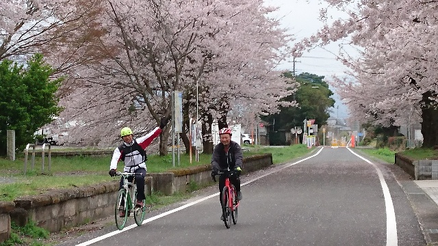 クロスバイクで松田君も参加。上...