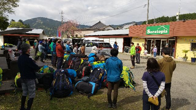 朝のブリーフィング。50人は来...