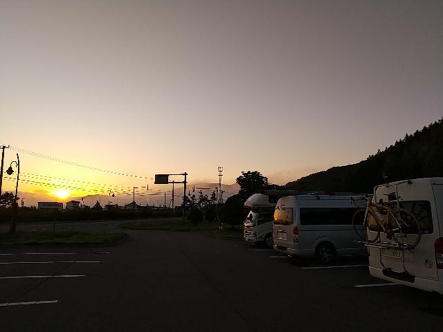 朝陽が昇って来たぁ。04:15...