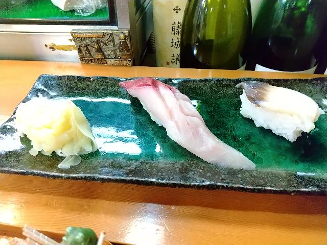 ここの握り寿司、ネタがデカイ。...