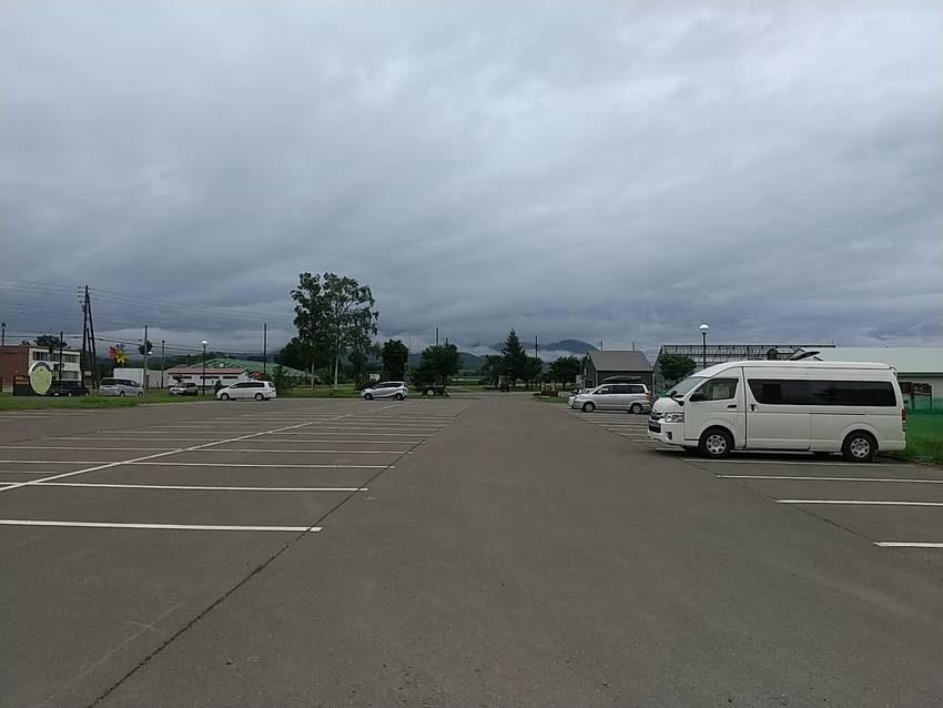 真狩村の朝。赤い車は札幌でオイ...