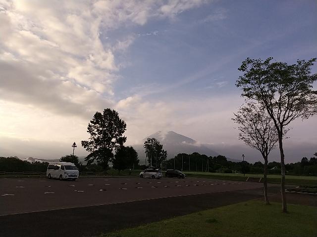 05:35。すでに太陽は高い。...