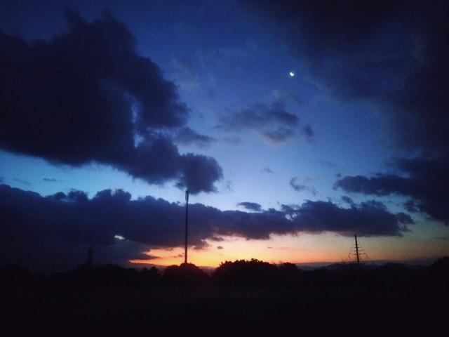 06:41。「切り爪の月」が南...