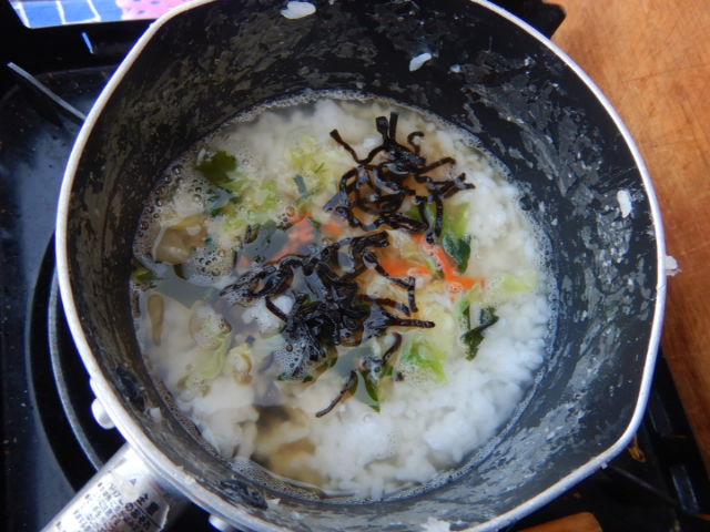 昨晩の残りご飯で、お粥さん。塩...