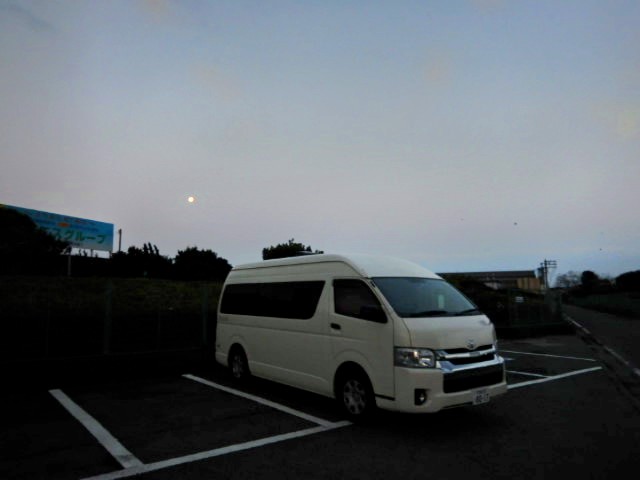 05:40 西の空に残月。