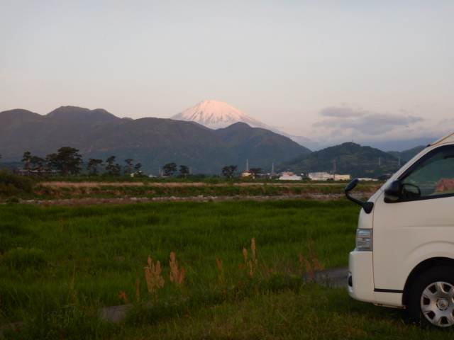 05:07、富士山に朝陽が当た...