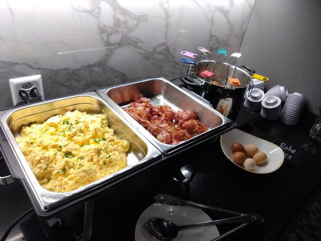 朝食。自分でゆでる式のゆで卵、...