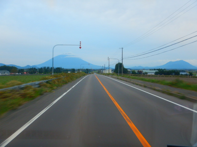 留寿都は近いぞ。左＝羊蹄山、右...