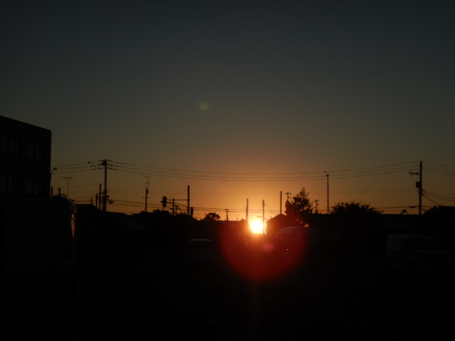 06:03。住宅の屋根から太陽...