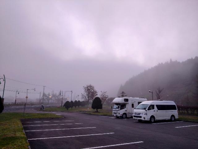 ６時半、霧の朝だ。K村さんと僕...