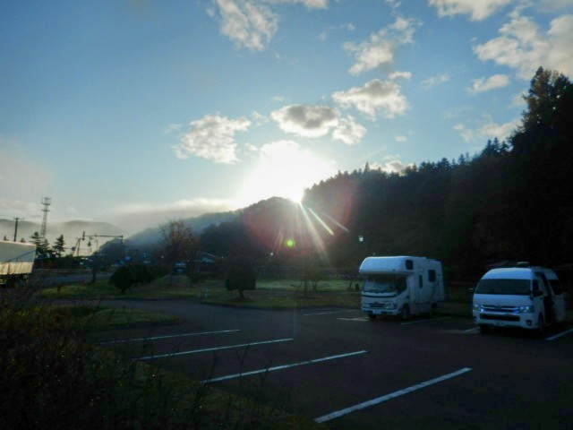 07:18。山かげから今日の太...