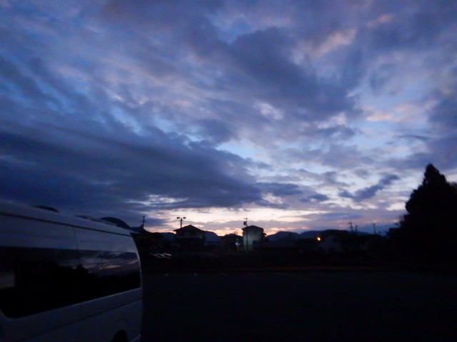 日の出前。もう星空は無かった。...