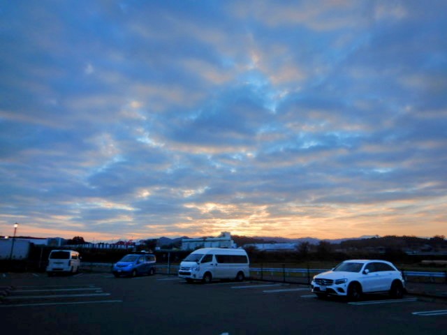 07:32、日の出前。ここは熊...