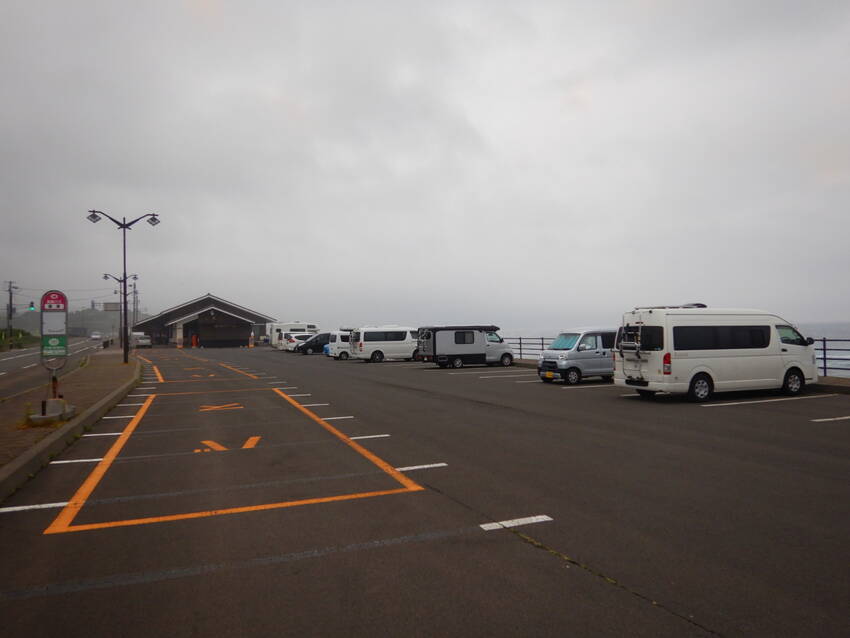 ここで泊まった。目の前は白波立...