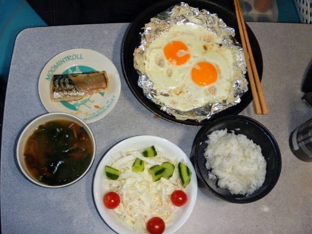 朝ご飯。アルミホイルを使って目...