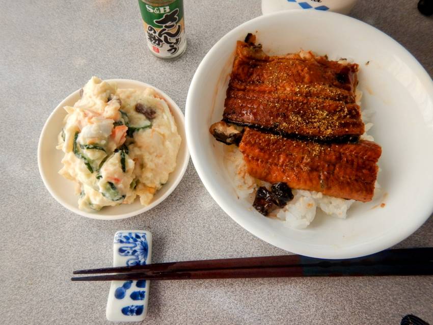 昼ごはんに昨晩のうなぎ。買った...