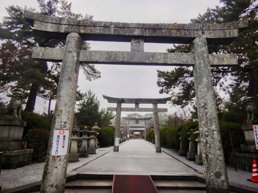 昨晩泊まったのは、この綱敷神社...
