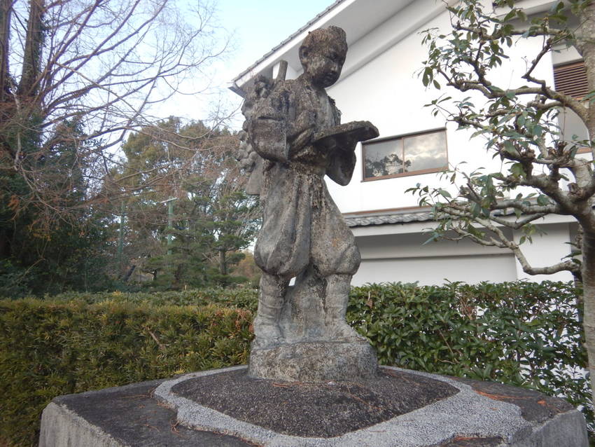 能見邸の向かいに、藩校であった...