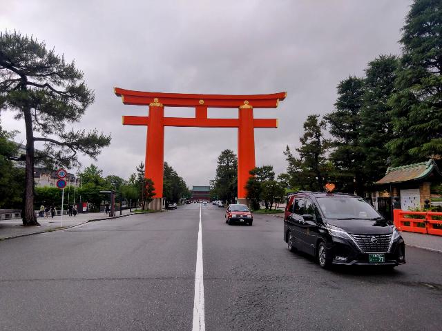平安神宮大鳥居。この横に京都国...