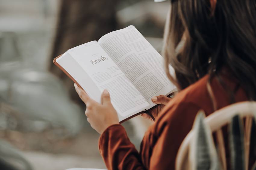 この記事では、「朝活で読書の時...