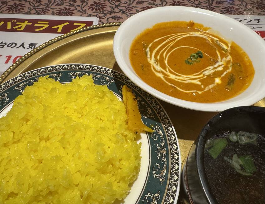 昼食はよく行くカレー屋さんで(...