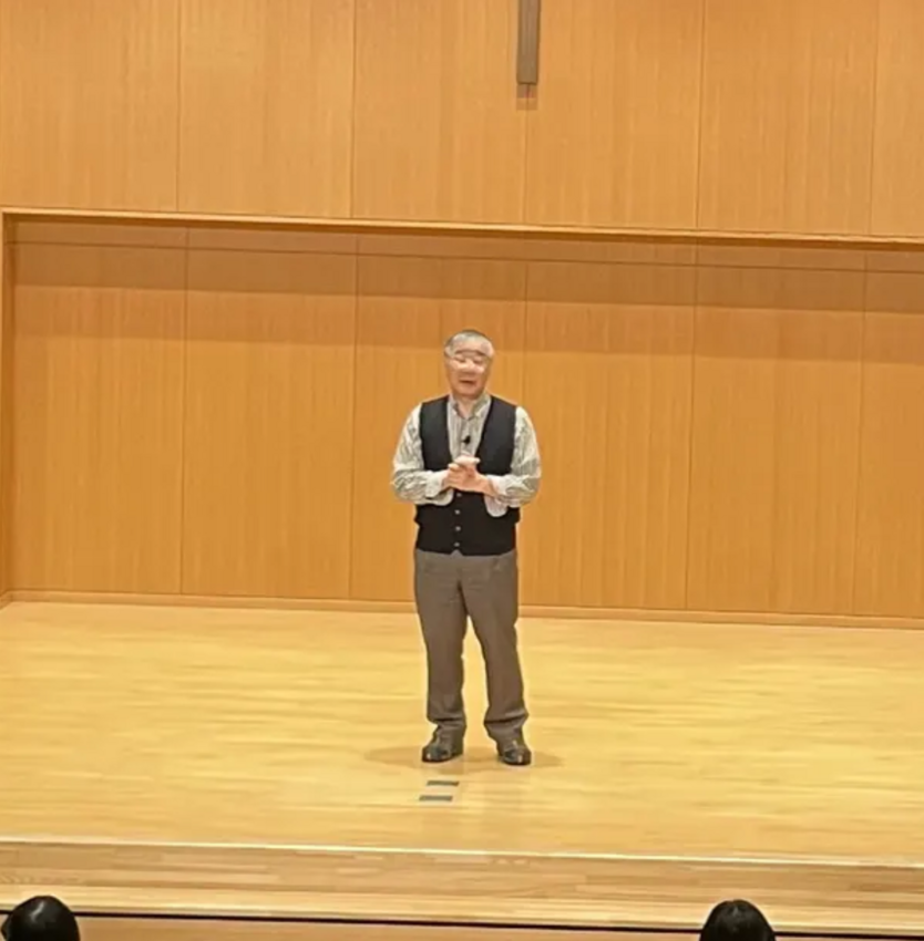 1部では、巨大昆虫がでてくるお...