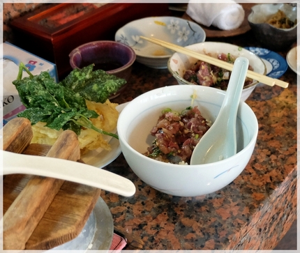 丼に鯵のたたきを入れたところ。...