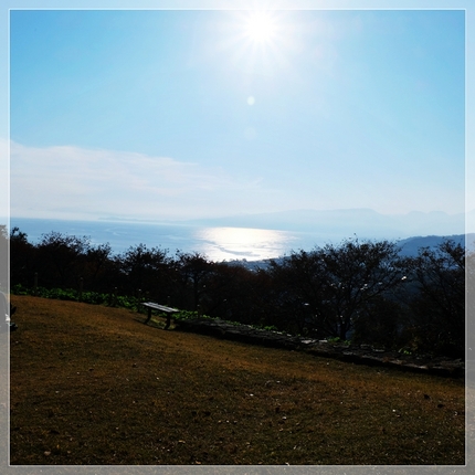 海辺の潮風を感じながら山麓を走...