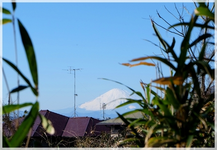 反対側は、住宅地、その先に富士...