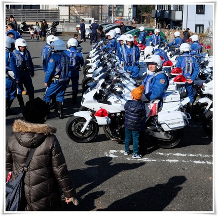 初めて見た警備に携わっている白...