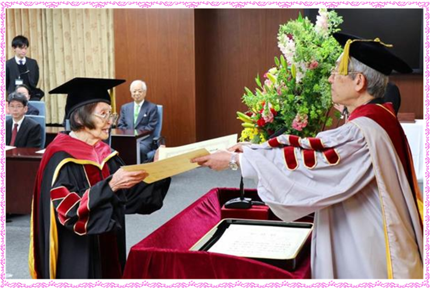 学位記を受け取る尾関さん（京都...