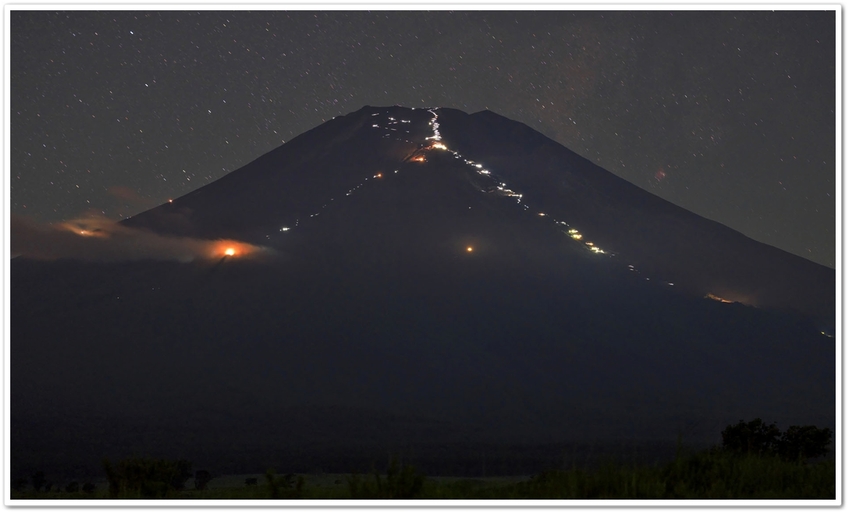 画像は、夏の富士山の早朝写真。...