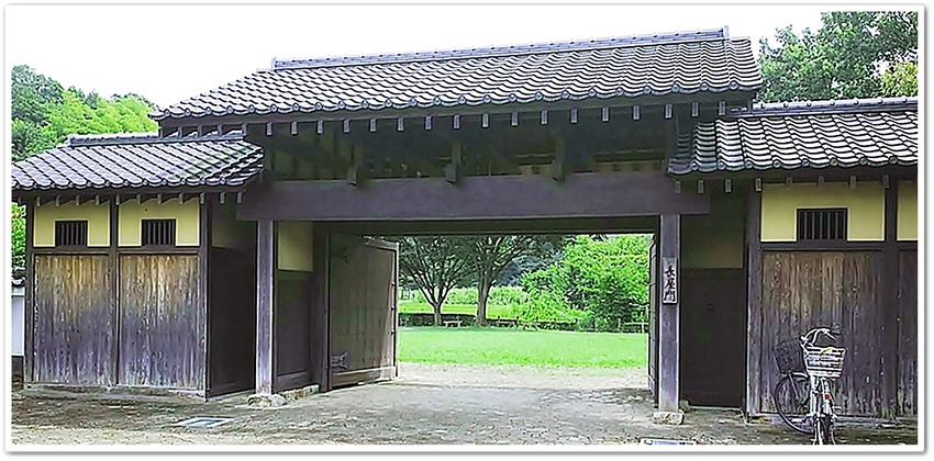 立派な長屋門が入り口に鎮座して...