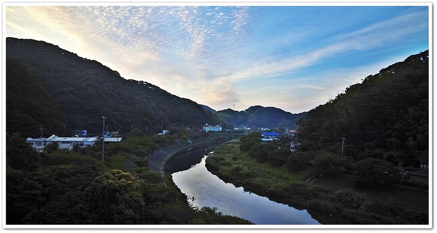 宿から見る青野川、両岸の散歩路...