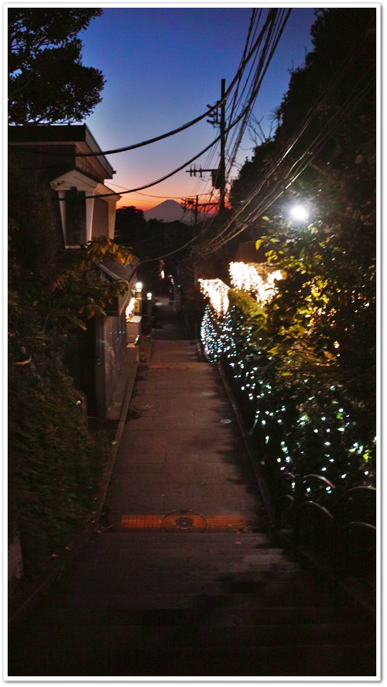 お岩屋へ向かう参道・・・民家の...