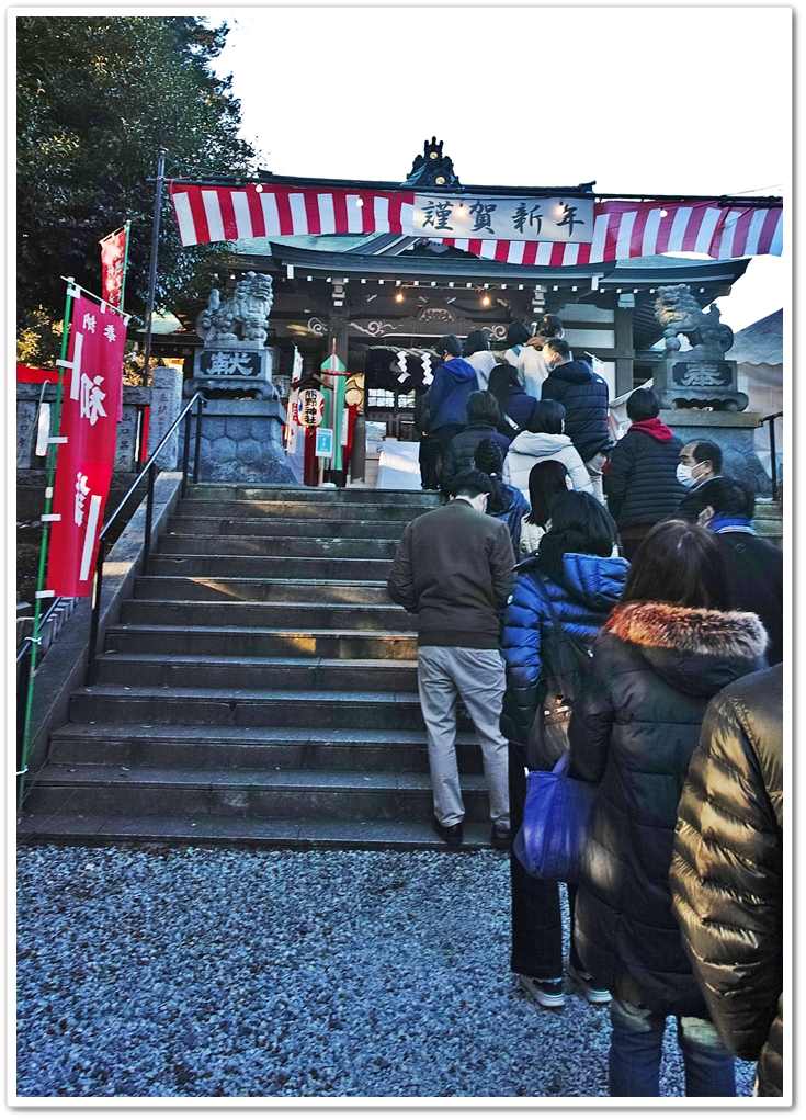 小さな社だが、地元住民からは愛...