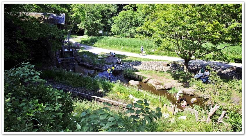 左側に見えるのは、水車小屋でそ...