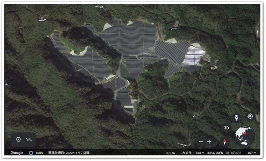 画像中央部分は、太陽光発電板か...